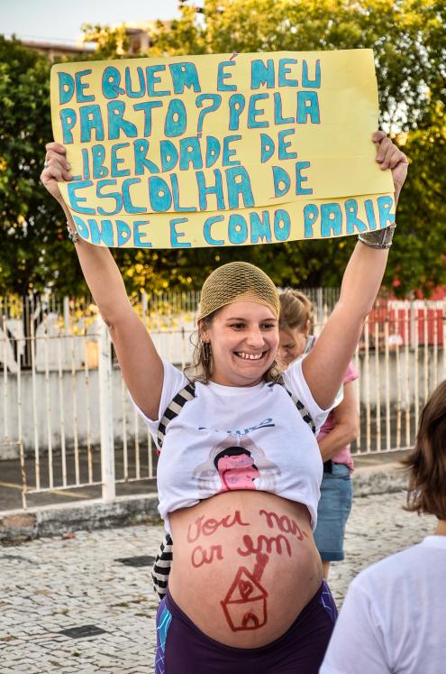 Cartaz em manifestação pela humanização do parto em Fortaleza, Brasil.