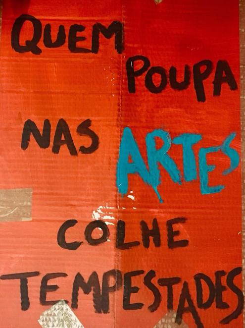 "Quem poupa nas artes, colhe tempestades". Pancarta da manifestação de 6 de abril.