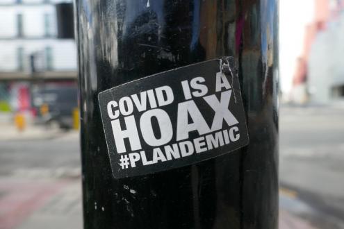 Autocolante a dizer que a Covid é uma fraude e com referência ao filme Plandemic. Foto de duncan c/Flickr.