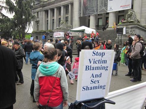 Cartaz na Slutwalk de Vancouver em 2011.