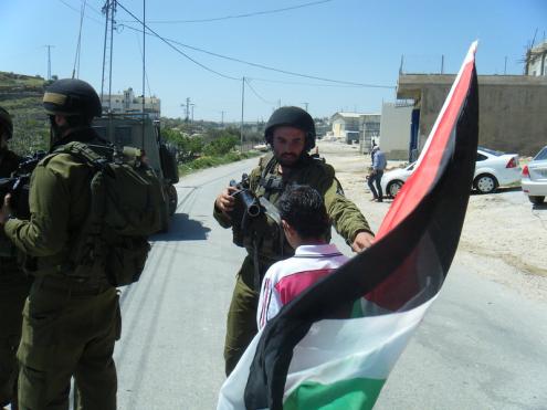 Soldados israelitas numa manifestação palestiniana. Foto de Palestine Solidarity Project/Flickr.