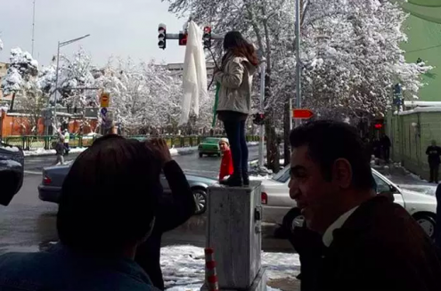 Os protestos contra a obrigatoriedade de utilização do véu islâmico por parte das mulheres começaram em dezembro de 2017 e um iraniana que destapou a cabeça em público foi condenada a 2 anos de prisão. 