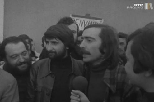 José Mário Branco e Luís Cília. Regresso a Portugal, em abril de 74. Reprodução de imagem da RTP Arquivo.