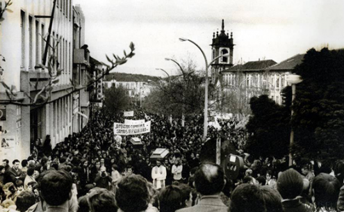 Funeral do Padre Max e de Maria de Lurdes, uma manifestação de luto e pesar, que juntou cerca de 20 mil pessoas, dispersas pelo percurso (segundo o JN de então)