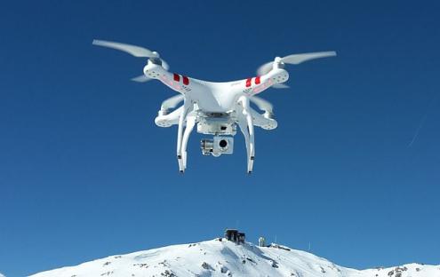 Drone DJI Phantom para fotografia aérea comercial e de lazer – Foto wikipedia