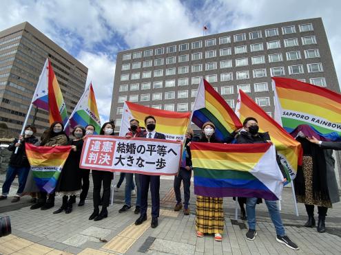 Ativistas LGBT+ celebram a decisão do tribunal de Sapporo. Foto de Casamentos para Todos Japão.
