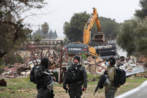 Bulldozer destrói a casa da família Salhiya em Sheikh Jarrah, Jerusalém. Foto de ABIR SULTAN/EPA/Lusa.