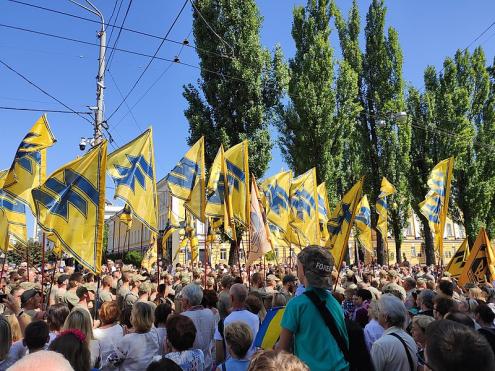 Manifestação de apoiantes do Azov em 2019 em Kiev. Foto de Goo3/Wikimedia Commons.