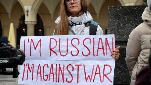 “Eu sou russa. Eu estou contra a guerra”, está escrito no cartaz - Ilustração: Silar/Wikimedia Commons