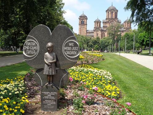 Parque Tašmajdan em Belgrado. Foto de uma escultura de Milica Rakić em homenagem às crianças mortas pelos ataques da Nato. Foto de Andrija1234567/Wikimedia Commons.