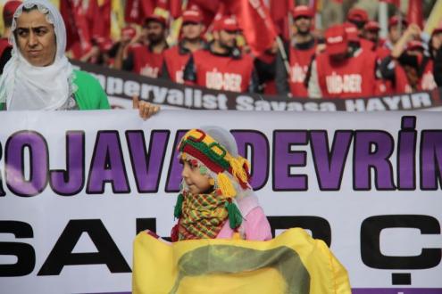 Manifestação em Istambul em solidariedade com os curdos da região de Rojava, Curdistão Sírio. Foto de Firat news
