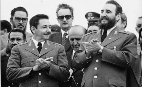 No primeiro plano, Raúl e Fidel Castro; Jorge Risquet aparece atrás, à esquerda.