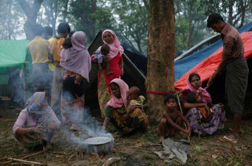 Segundo a AI, perto de meio milhão de pessoas rohingya fugiram das suas casas em Rakhine para o Bangladesh