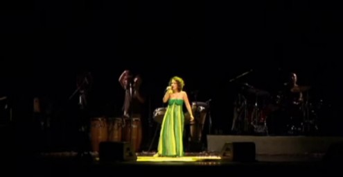 Maria Rita interpretando a canção "Todo Carnaval tem seu fim"