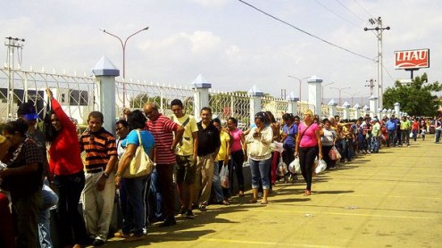 Fila para a compra de alimentos na Venezuela - A redução das importações de alimentos, medicamentos e produtos médicos e o desmantelamento progressivo de programas sociais gerou uma crescente crise social