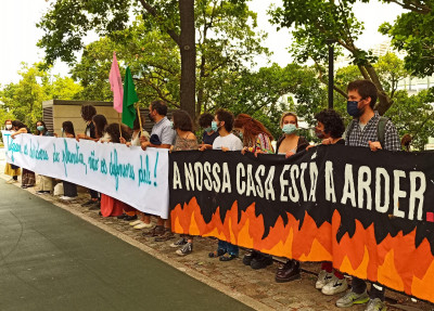 Ambientalistas em concentração de solidariedade para com os detidos. Foto: Climáximo.