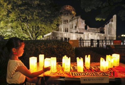 No Parque da Paz, em Hiroshima, construído na zona sobre a qual a bomba atómica explodiu há 72 anos, acenderam-se velas pelo fim das guerras e das armas nucleares no mundo. Foto de Kimimasa Mayama EPA/ LUSA.