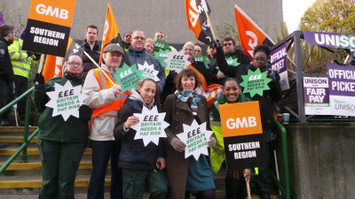 Trabalhadores britânicos em luta por melhores salários. Fonte TUC/facebook.