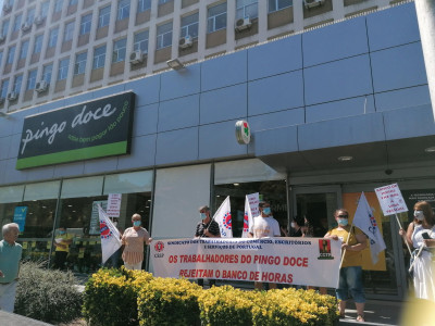 Trabalhadores numa ação contra o banco de horas no Pingo Doce. Foto: CESP/Facebook.