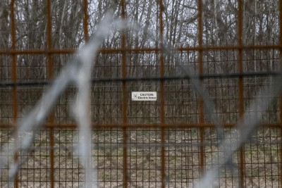 Vala electrificada na fronteira entre a Sérvia e a Hungría. Foto de Jose Ángel Sánchez Rocamora/El Salto.