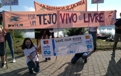 Faixas em defesa do rio Tejo. Foto da ProTejo/Facebook.