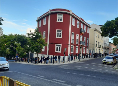 Fila para o apoio alimentar