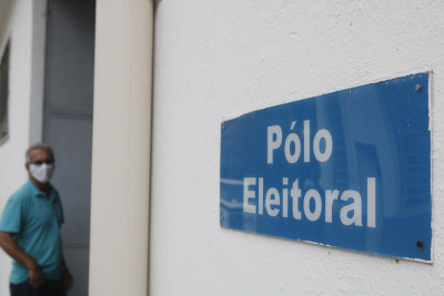 Distribuição de urnas eletrónicas no Rio de Janeiro em véspera das eleições. Foto: Fernando Frazão/Agência Brasil.