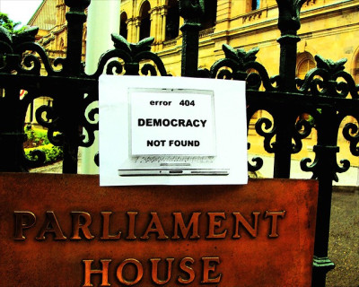 Cartaz de protesto no Parlamento de Queensland. 2015.