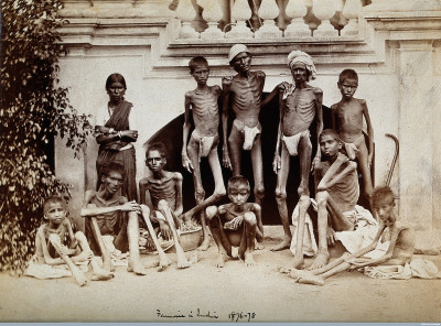 Outubro de 1877. Grupo de jovens e crianças indianas que sofrem com a fome. Foto de Willoughby Wallace Hooper/Wikimedia Commons.