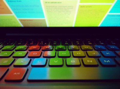 Efeito de luz de um ecrã num teclado de computador. Foto de sagesolar/Flickr.