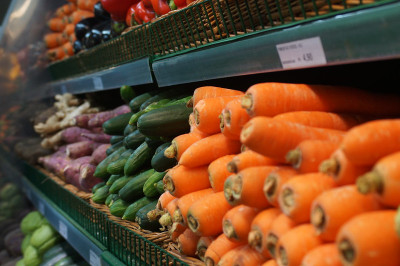 legumes em prateleira de supermercado