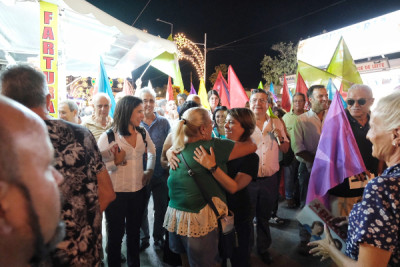Catarina Martins com Joana Mortágua na visita à feira da Moita - Foto de Paula Nunes