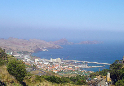 Caniçal, Madeira, com zona franca à esquerda. Foto de Vitor Oliveira/Flickr.