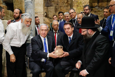 Benjamin Netanyahu e Jair Bolsonaro em visita ao Muro das Lamentações, 1 de Abril de 2019. Foto Palácio do Planalto/Flickr.