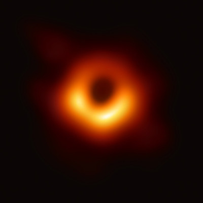 A primeira imagem direta de um buraco negro, no centro da galáxia M87. Foto Event Horizon Telescope.