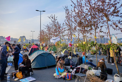 Ponte de Waterloo ocupada por manifestantes Extinction Rebellion, 15 de Abril de 2019. Foto __andrew/Flickr.