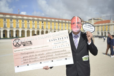 Protesto junto ao Ministério da Agricultura, 18 de abril de 2019. Foto Climáximo.