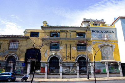 Fachada devoluta da fábrica de cerveja Portugália. Foto restosdecoleccao.blogspot.com.