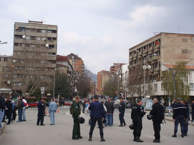 Polícia anti-motim em Mitrovica, Kosovo, no ano de 2008. Foto de Black Iris/Wikimedia.