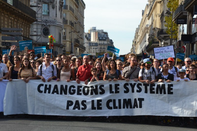 "Mudemos o sistema, Não o clima", manifestação em Paris, outubro de 2018. Foto de Jeanne Menjoulet/Flickr.
