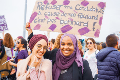 Manifestantes do grupo Les Foulards Violets em 2019. Foto da sua página.