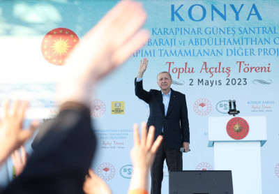 Erdogan acena à multidão