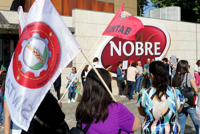 Trabalhadores protestam em frente à Nobre., em Rio Maior.