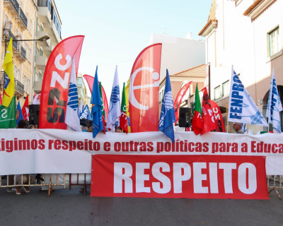 Protesto dos professores esta terça-feira em frente à residência oficial do Primeiro-Ministro. Foto da Fenprof.