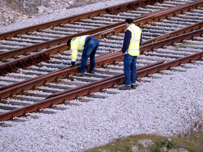 Trabalhadores numa linha de comboio.