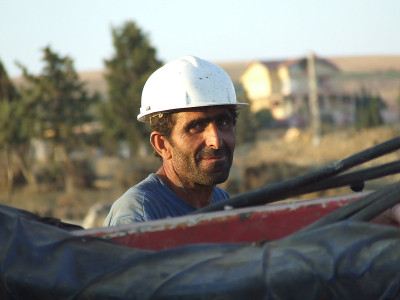 Trabalhador ao sol. Foto de Omer Faruk/Flickr.