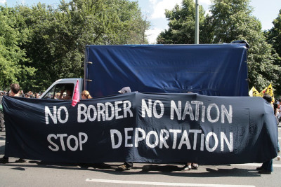 Faixa onde se lê: "No border, no nation. Stop deportation