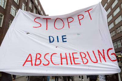 Faixa onde se lê "Stoppt die abschiebung