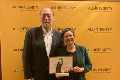 O jornalista António Peres Metelo e Carla Castelo na entrega do prémio Tágides 2023.