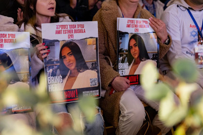 Familiares dos reféns exibem cartazes com a sua foto.